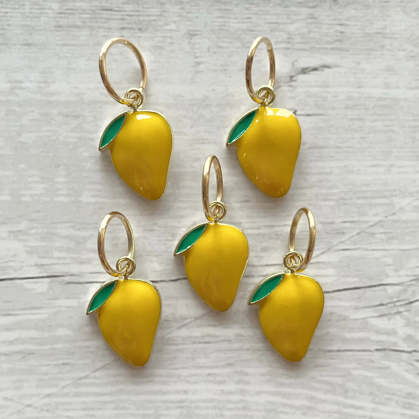 Strikkemarkør som praktisk strikketilbehør. Marker omgangsstart, ind- og udtagninger og mønstre. Passer til pinde op til 8 mm. Ring 12 mm.