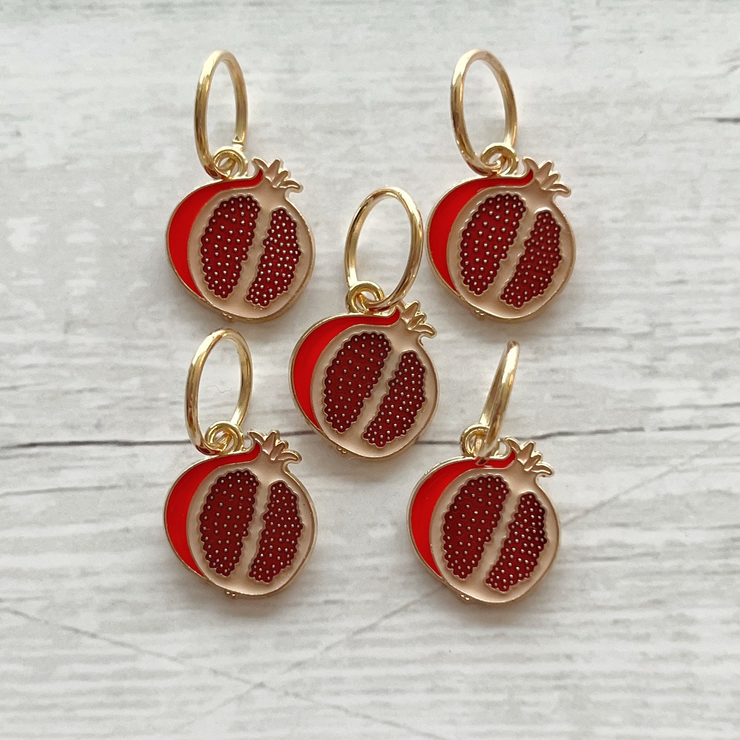 Strikkemarkør som praktisk strikketilbehør. Marker omgangsstart, ind- og udtagninger og mønstre. Passer til pinde op til 8 mm. Ring 12 mm.