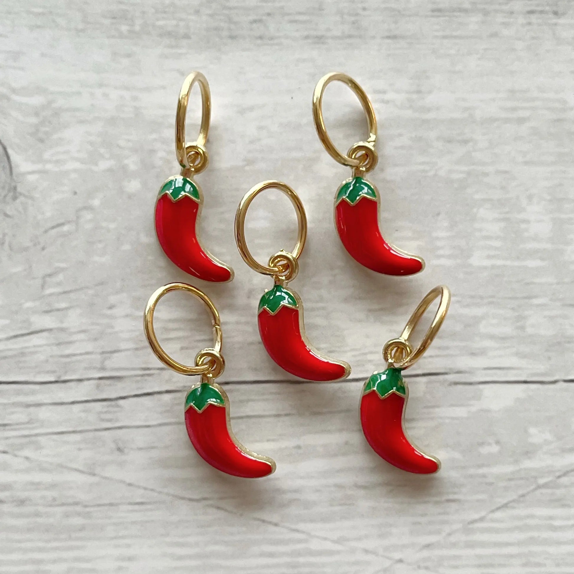 Strikkemarkør som praktisk strikketilbehør. Marker omgangsstart, ind- og udtagninger og mønstre. Passer til pinde op til 8 mm. Ring 12 mm.