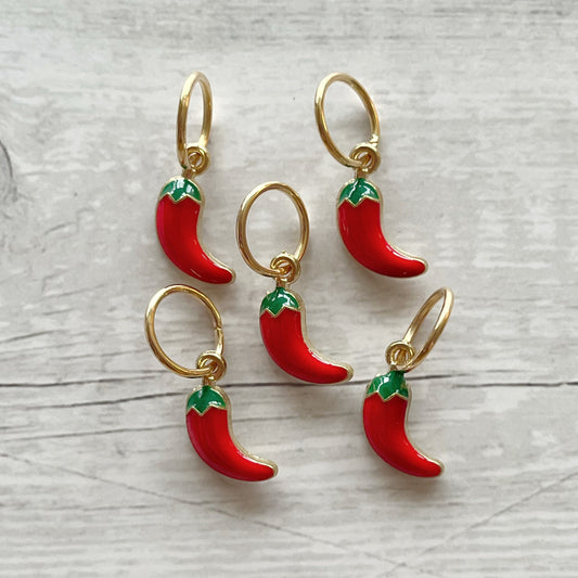 Strikkemarkør som praktisk strikketilbehør. Marker omgangsstart, ind- og udtagninger og mønstre. Passer til pinde op til 8 mm. Ring 12 mm.