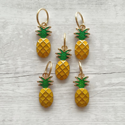 Strikkemarkør som praktisk strikketilbehør. Marker omgangsstart, ind- og udtagninger og mønstre. Passer til pinde op til 8 mm. Ring 12 mm.