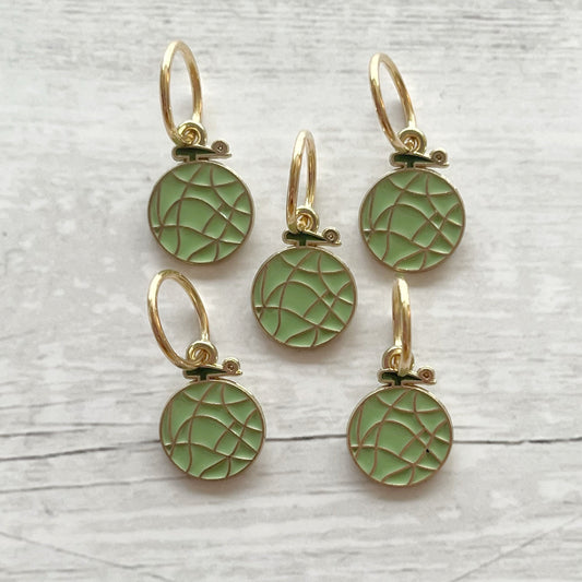 Strikkemarkør som praktisk strikketilbehør. Marker omgangsstart, ind- og udtagninger og mønstre. Passer til pinde op til 8 mm. Ring 12 mm.