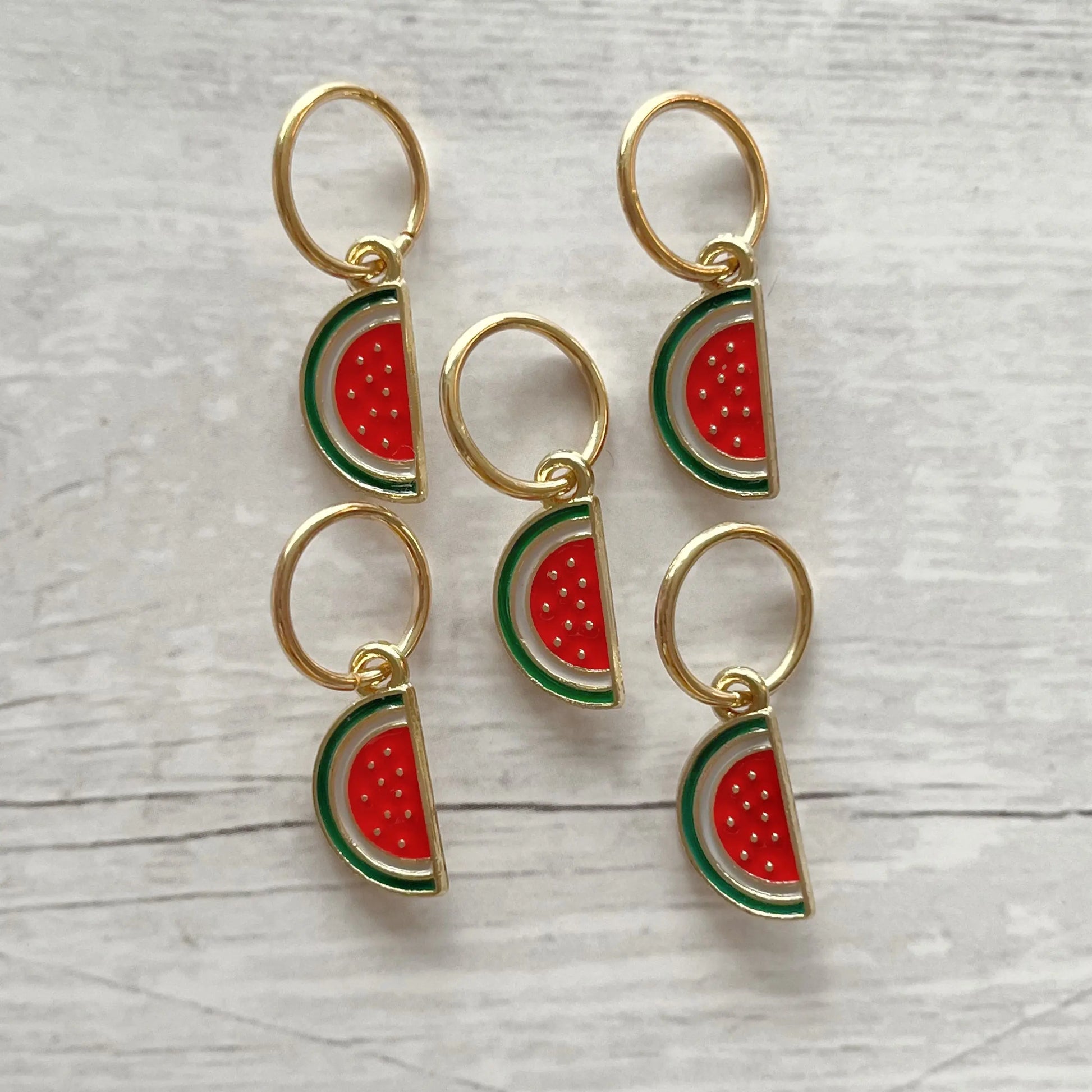 Strikkemarkør som praktisk strikketilbehør. Marker omgangsstart, ind- og udtagninger og mønstre. Passer til pinde op til 8 mm. Ring 12 mm.