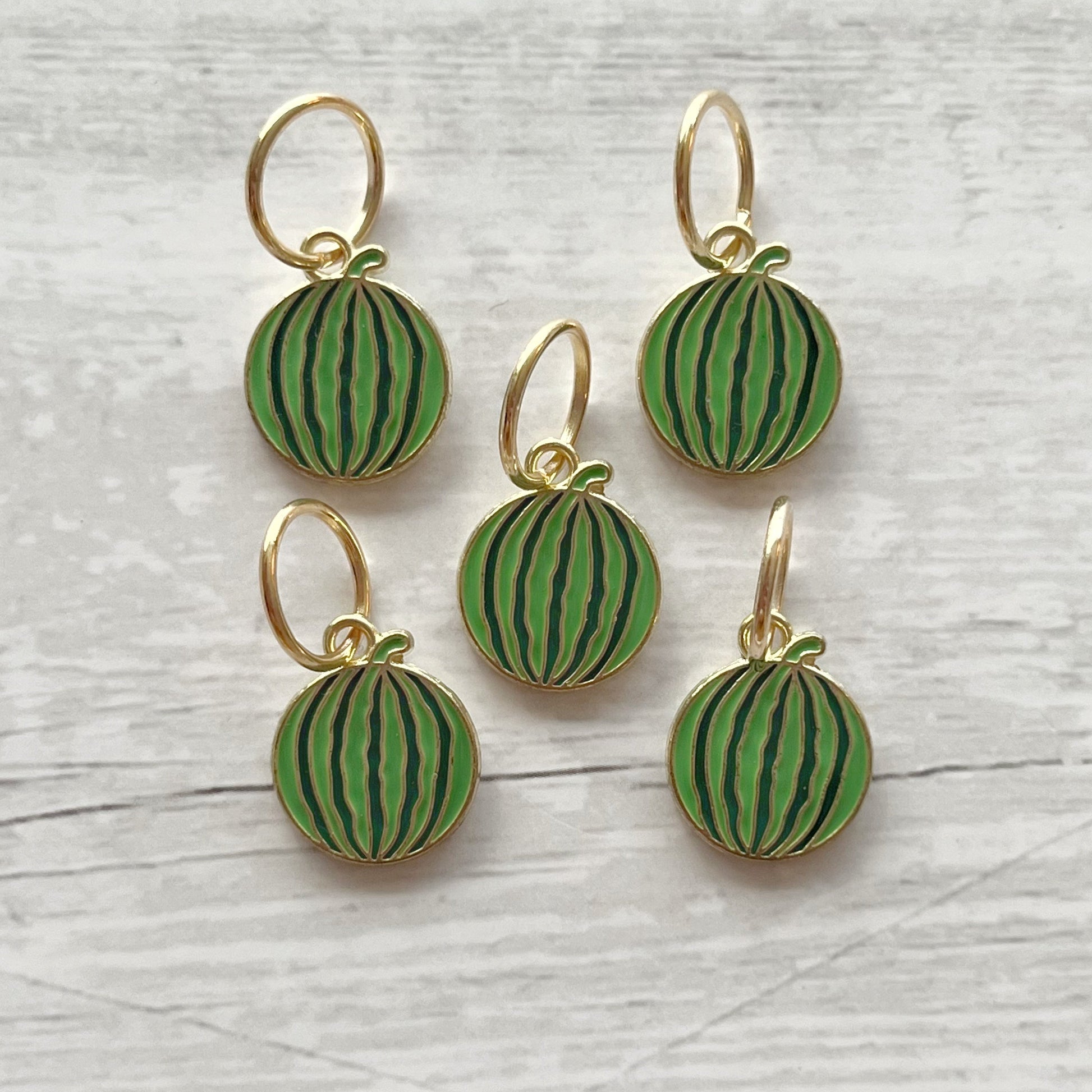 Strikkemarkør som praktisk strikketilbehør. Marker omgangsstart, ind- og udtagninger og mønstre. Passer til pinde op til 8 mm. Ring 12 mm.