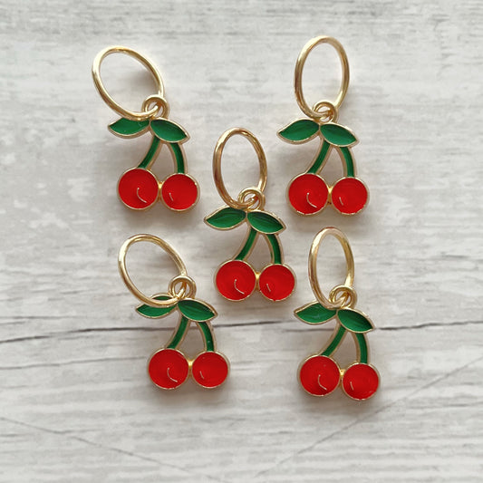 Strikkemarkør som praktisk strikketilbehør. Marker omgangsstart, ind- og udtagninger og mønstre. Passer til pinde op til 8 mm. Ring 12 mm.