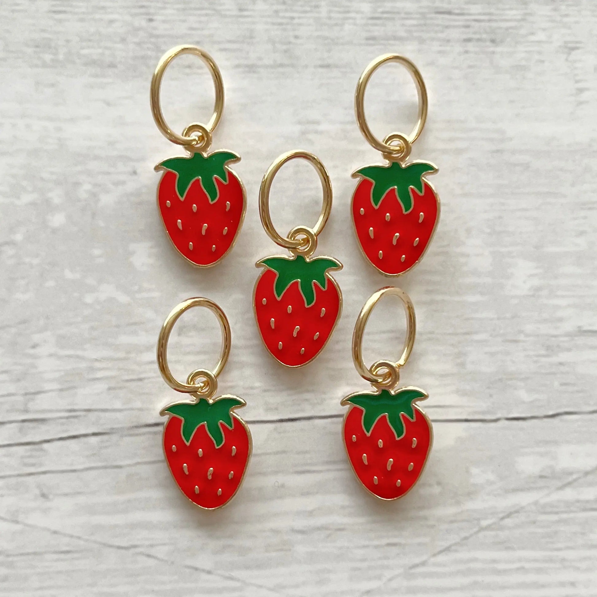 Strikkemarkør som praktisk strikketilbehør. Marker omgangsstart, ind- og udtagninger og mønstre. Passer til pinde op til 8 mm. Ring 12 mm.