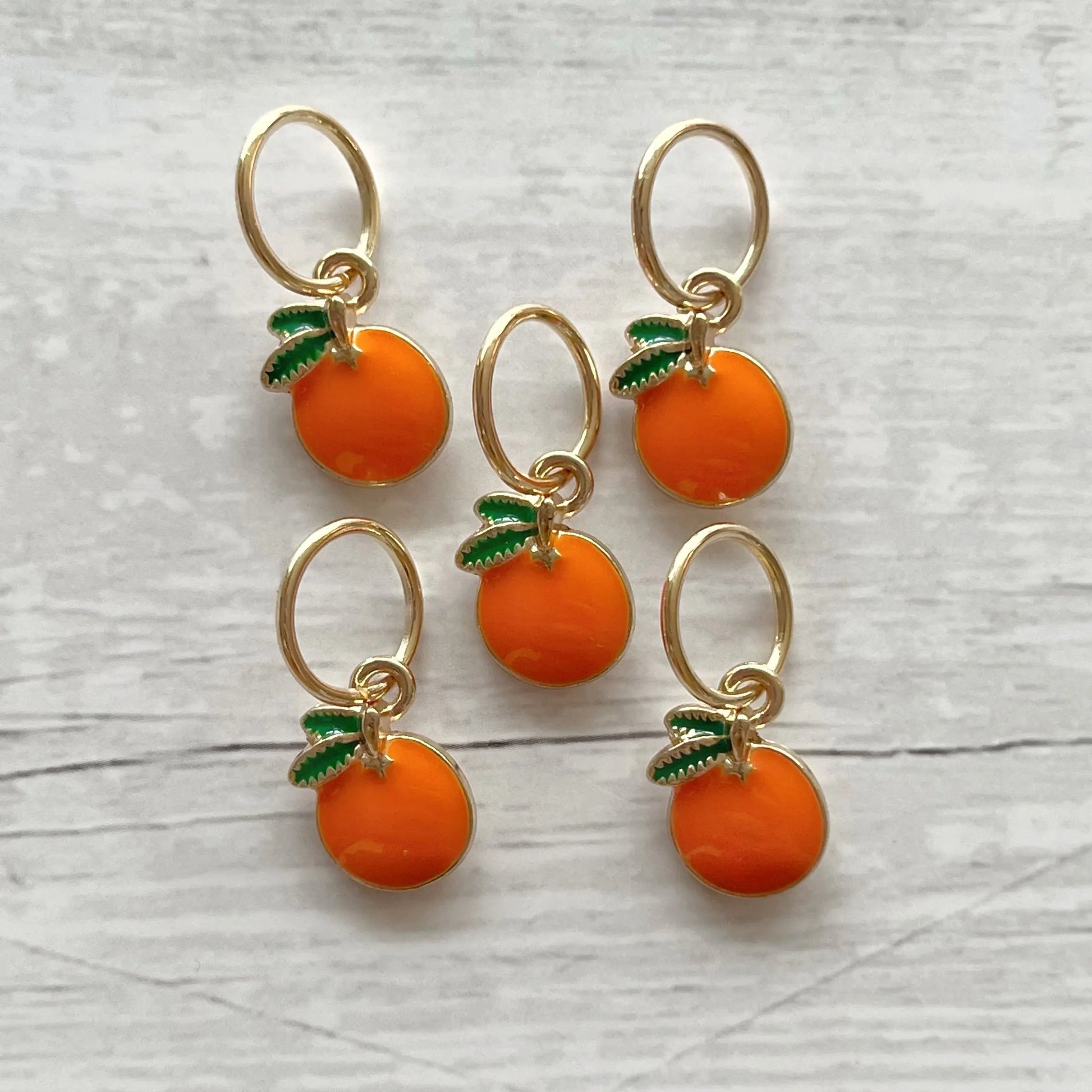 Strikkemarkør som praktisk strikketilbehør. Marker omgangsstart, ind- og udtagninger og mønstre. Passer til pinde op til 8 mm. Ring 12 mm.