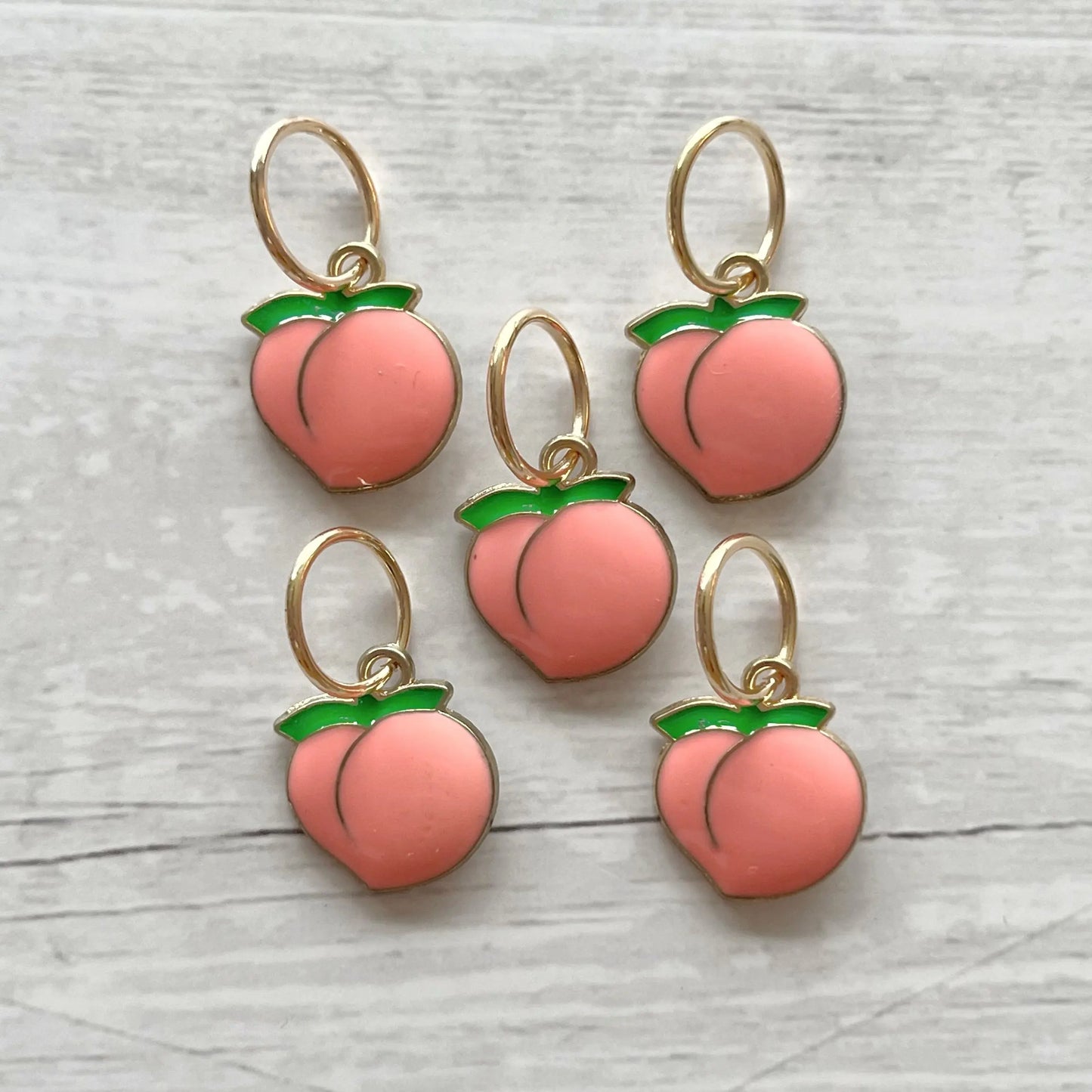 Strikkemarkør som praktisk strikketilbehør. Marker omgangsstart, ind- og udtagninger og mønstre. Passer til pinde op til 8 mm. Ring 12 mm.