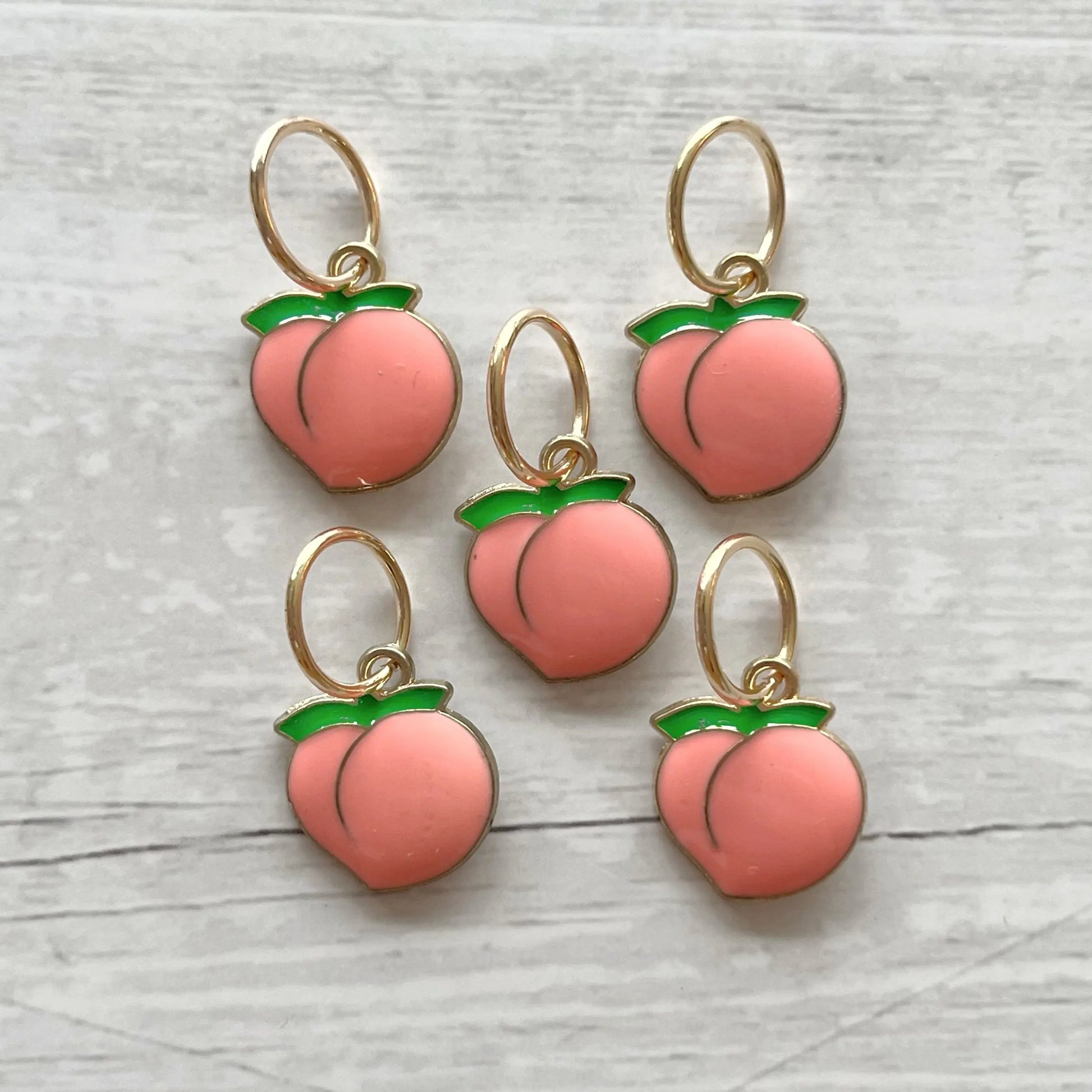 Strikkemarkør som praktisk strikketilbehør. Marker omgangsstart, ind- og udtagninger og mønstre. Passer til pinde op til 8 mm. Ring 12 mm.