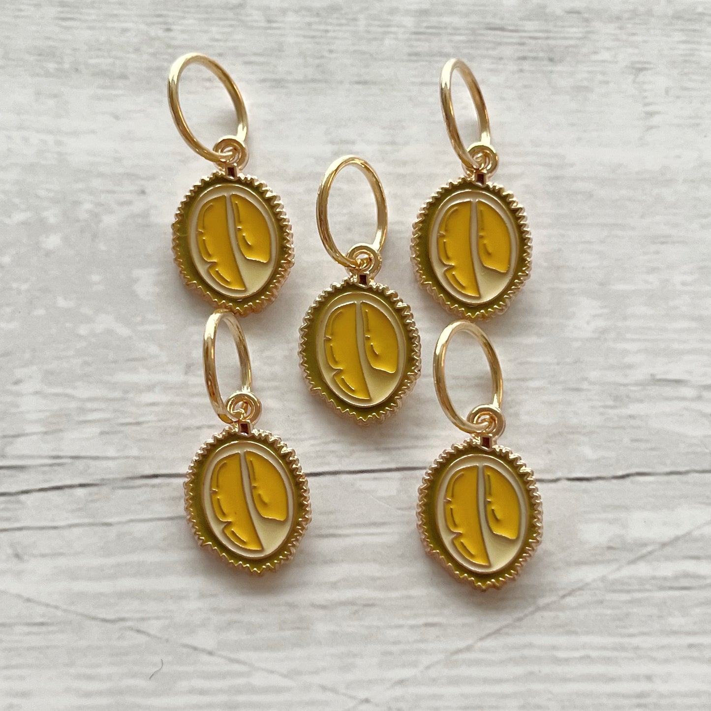 Strikkemarkør som praktisk strikketilbehør. Marker omgangsstart, ind- og udtagninger og mønstre. Passer til pinde op til 8 mm. Ring 12 mm.