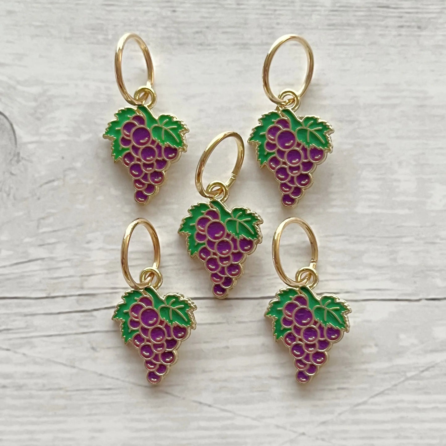 Strikkemarkør som praktisk strikketilbehør. Marker omgangsstart, ind- og udtagninger og mønstre. Passer til pinde op til 8 mm. Ring 12 mm.