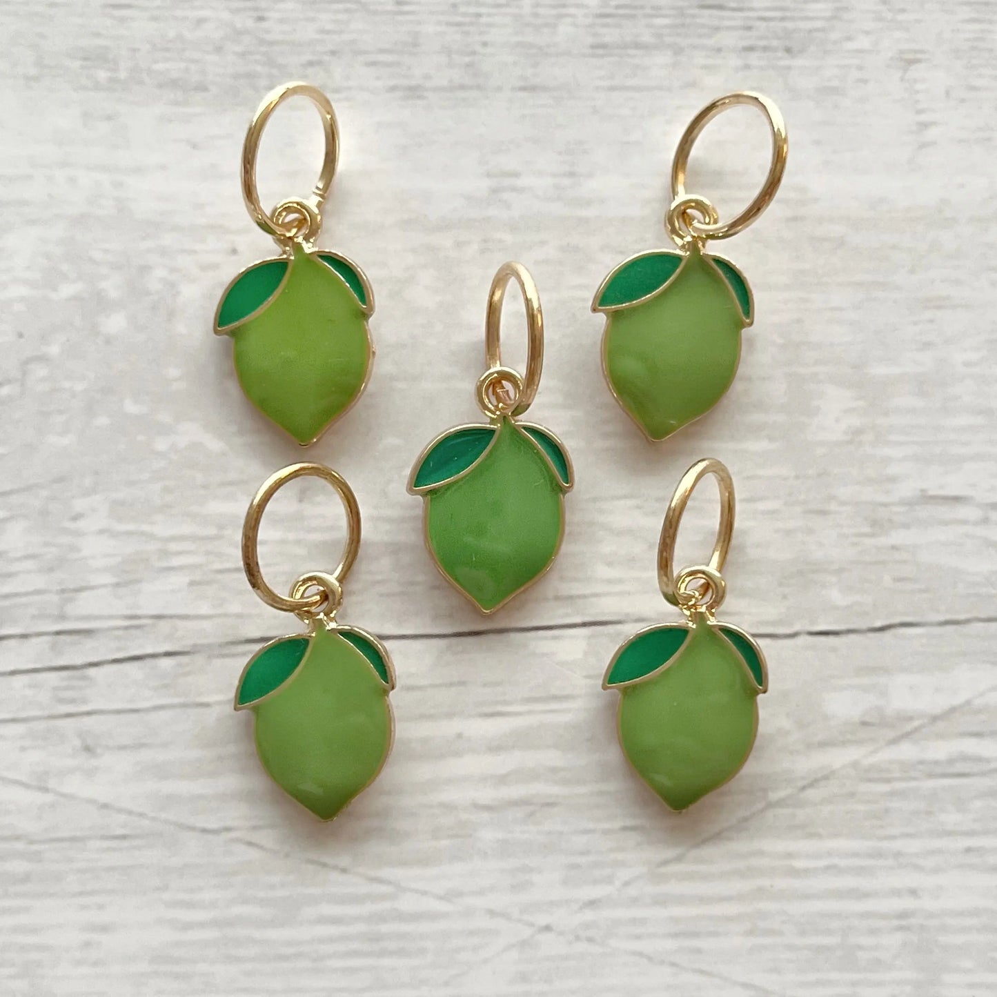 Strikkemarkør som praktisk strikketilbehør. Marker omgangsstart, ind- og udtagninger og mønstre. Passer til pinde op til 8 mm. Ring 12 mm.