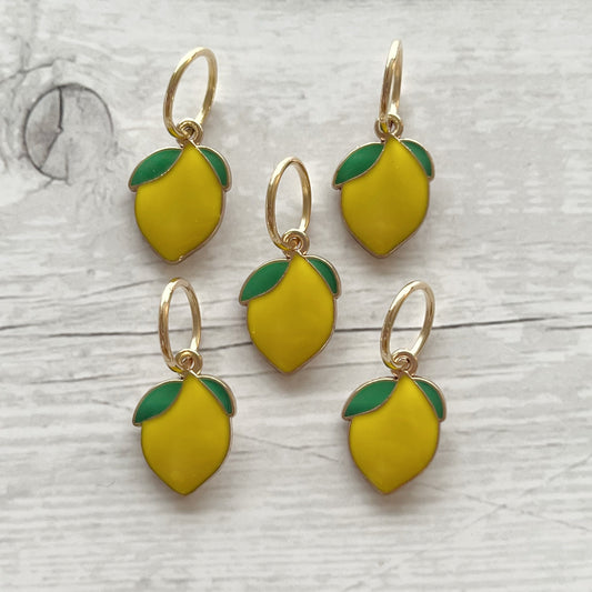 Strikkemarkør som praktisk strikketilbehør. Marker omgangsstart, ind- og udtagninger og mønstre. Passer til pinde op til 8 mm. Ring 12 mm.