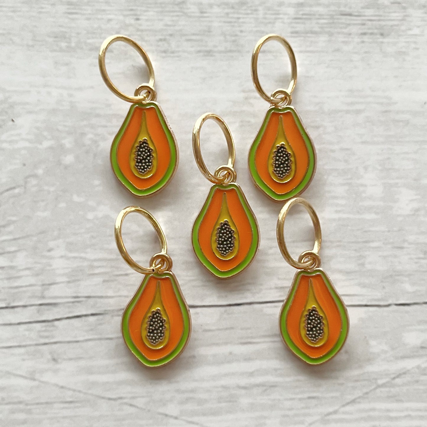 Strikkemarkør som praktisk strikketilbehør. Marker omgangsstart, ind- og udtagninger og mønstre. Passer til pinde op til 8 mm. Ring 12 mm.