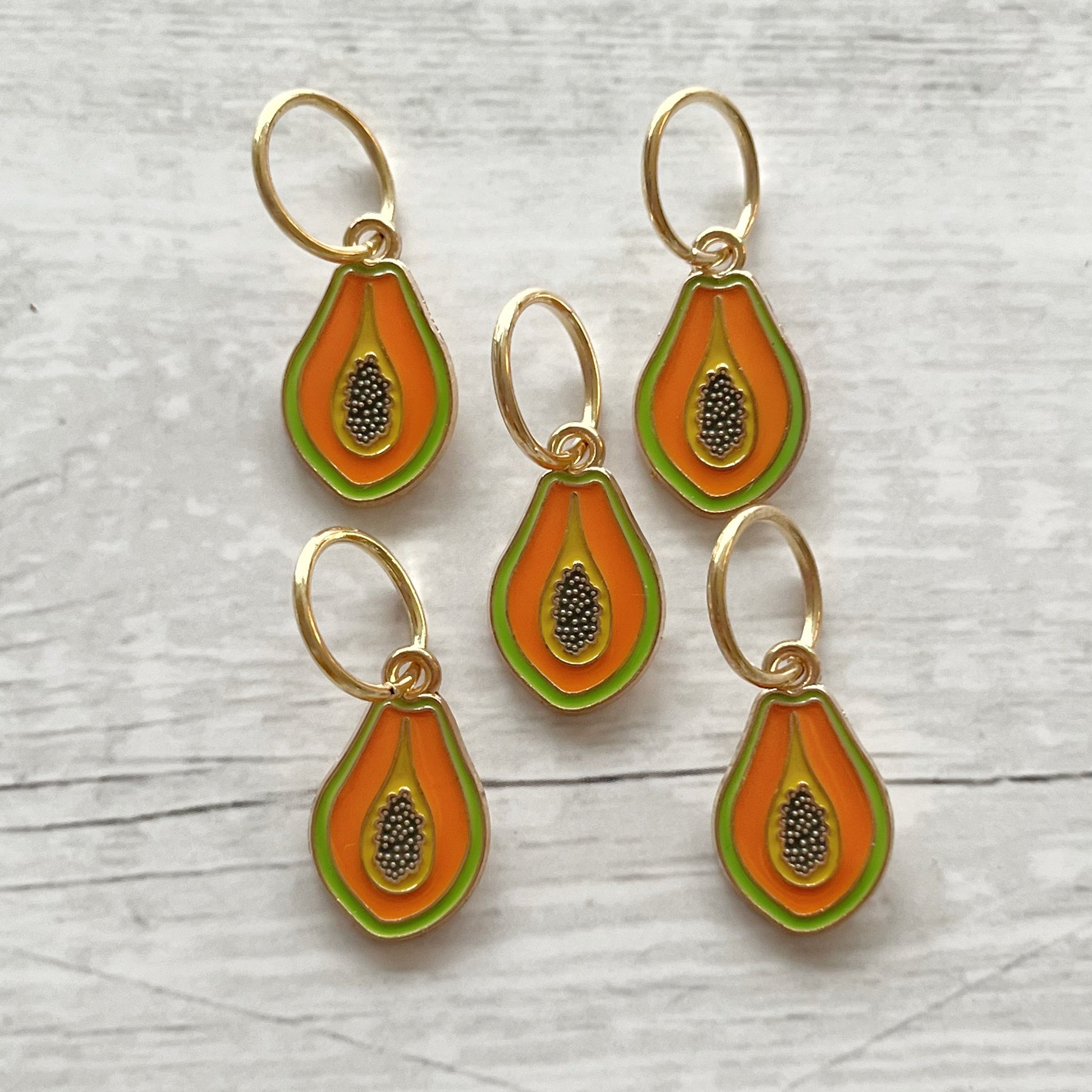 Strikkemarkør som praktisk strikketilbehør. Marker omgangsstart, ind- og udtagninger og mønstre. Passer til pinde op til 8 mm. Ring 12 mm.