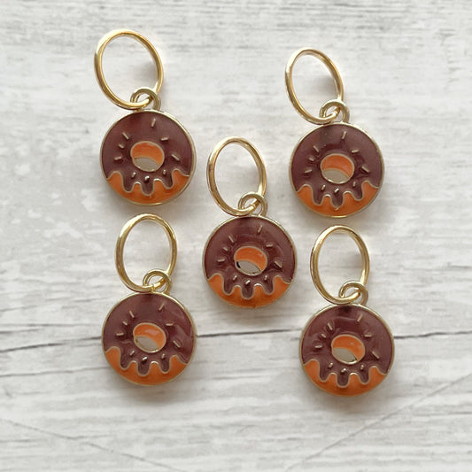 Strikkemarkør som praktisk strikketilbehør. Marker omgangsstart, ind- og udtagninger og mønstre. Passer til pinde op til 8 mm. Ring 12 mm.