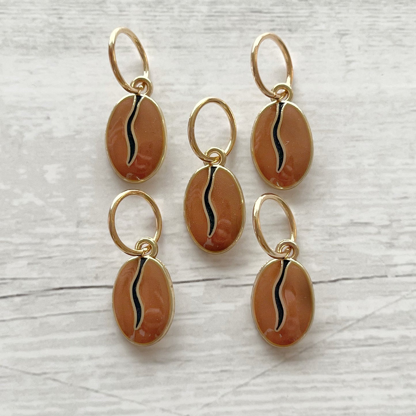 Strikkemarkør som praktisk strikketilbehør. Marker omgangsstart, ind- og udtagninger og mønstre. Passer til pinde op til 8 mm. Ring 12 mm.