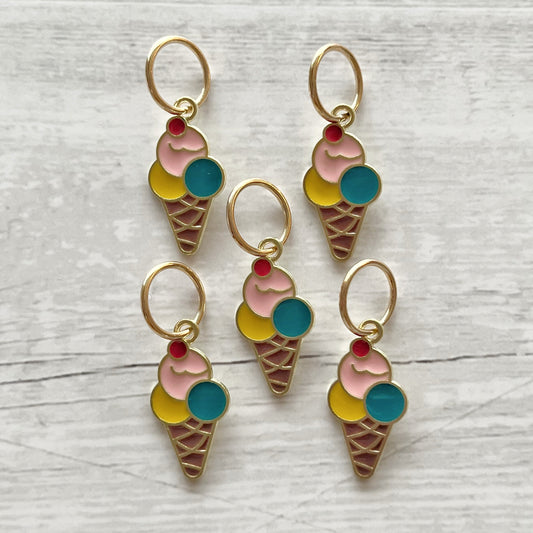 Strikkemarkør som praktisk strikketilbehør. Marker omgangsstart, ind- og udtagninger og mønstre. Passer til pinde op til 8 mm. Ring 12 mm.