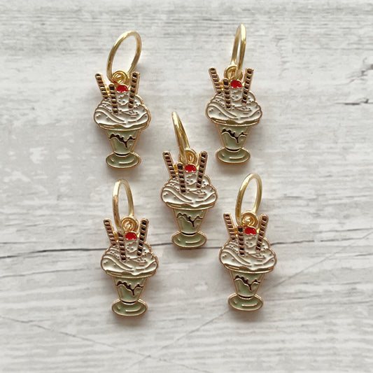 Strikkemarkør som praktisk strikketilbehør. Marker omgangsstart, ind- og udtagninger og mønstre. Passer til pinde op til 8 mm. Ring 12 mm.