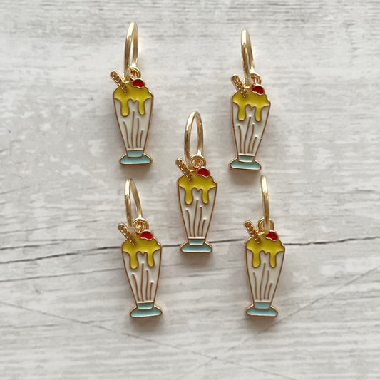 Strikkemarkør som praktisk strikketilbehør. Marker omgangsstart, ind- og udtagninger og mønstre. Passer til pinde op til 8 mm. Ring 12 mm.