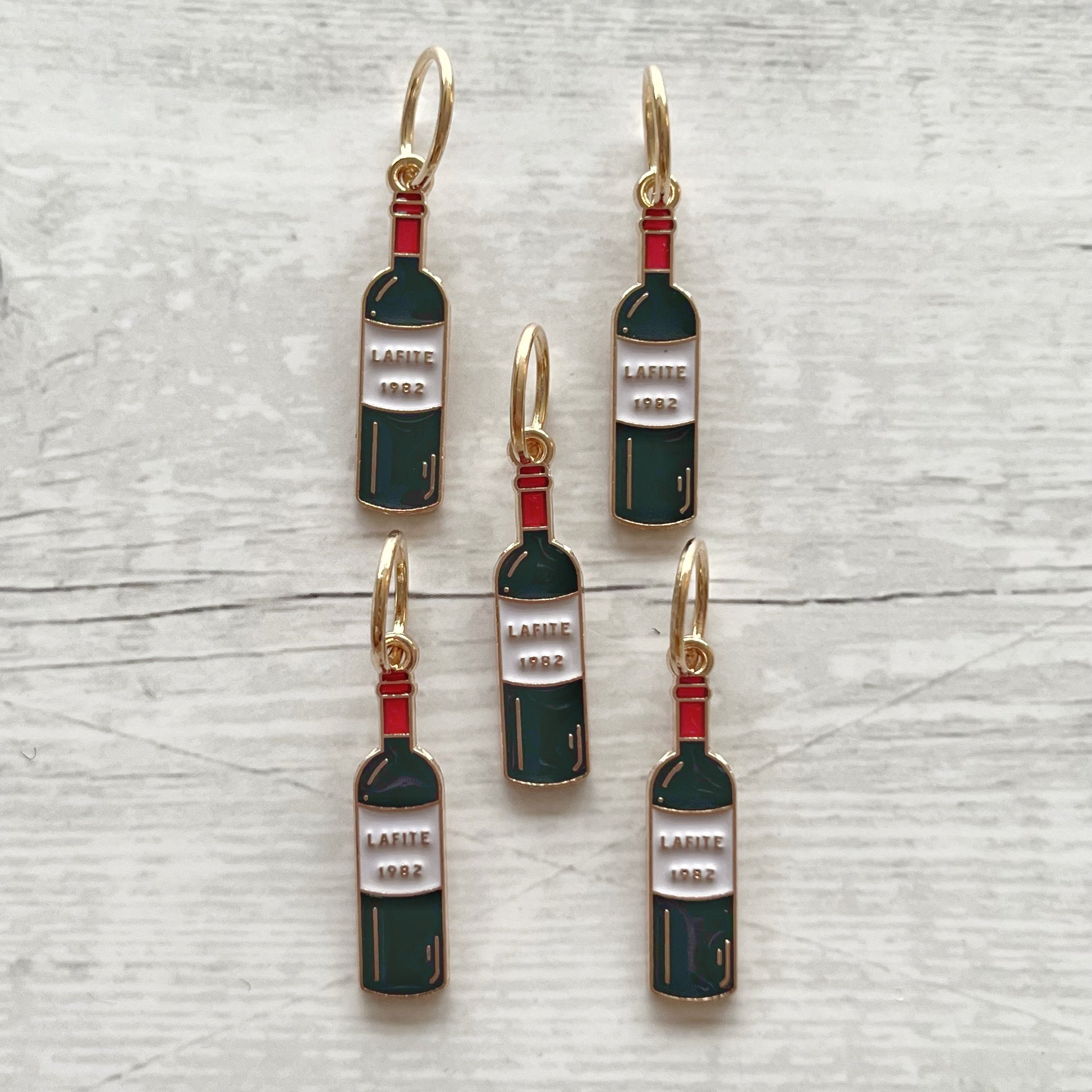 Strikkemarkør som praktisk strikketilbehør. Marker omgangsstart, ind- og udtagninger og mønstre. Passer til pinde op til 8 mm. Ring 12 mm.