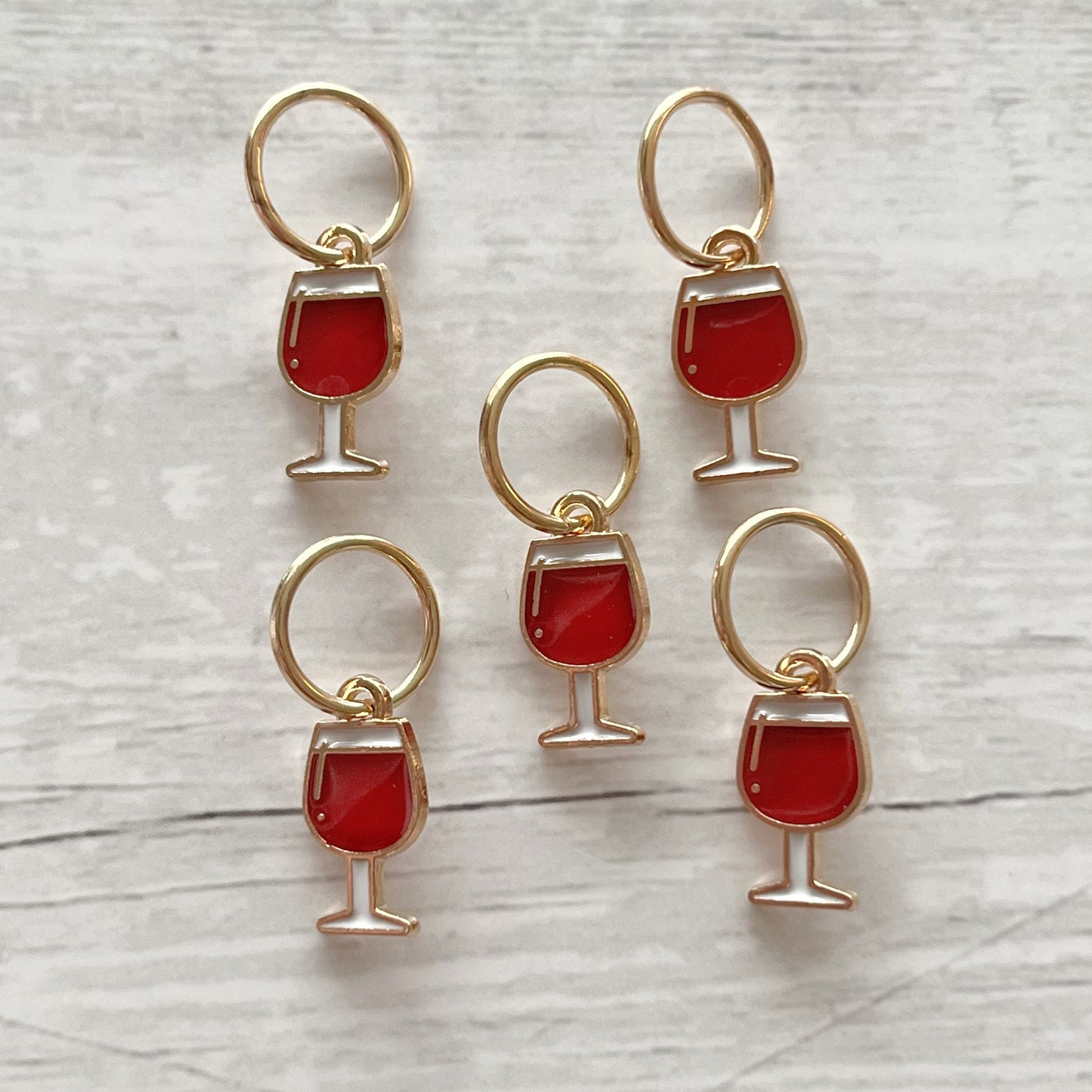 Strikkemarkør som praktisk strikketilbehør. Marker omgangsstart, ind- og udtagninger og mønstre. Passer til pinde op til 8 mm. Ring 12 mm.