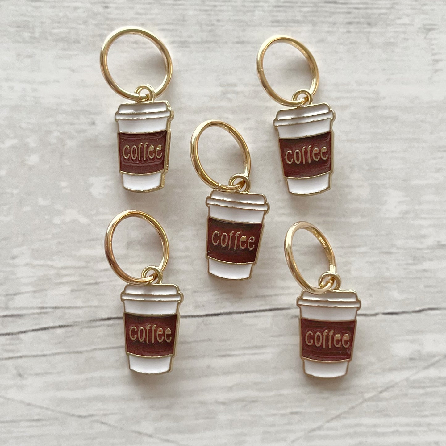 Strikkemarkør som praktisk strikketilbehør. Marker omgangsstart, ind- og udtagninger og mønstre. Passer til pinde op til 8 mm. Ring 12 mm.