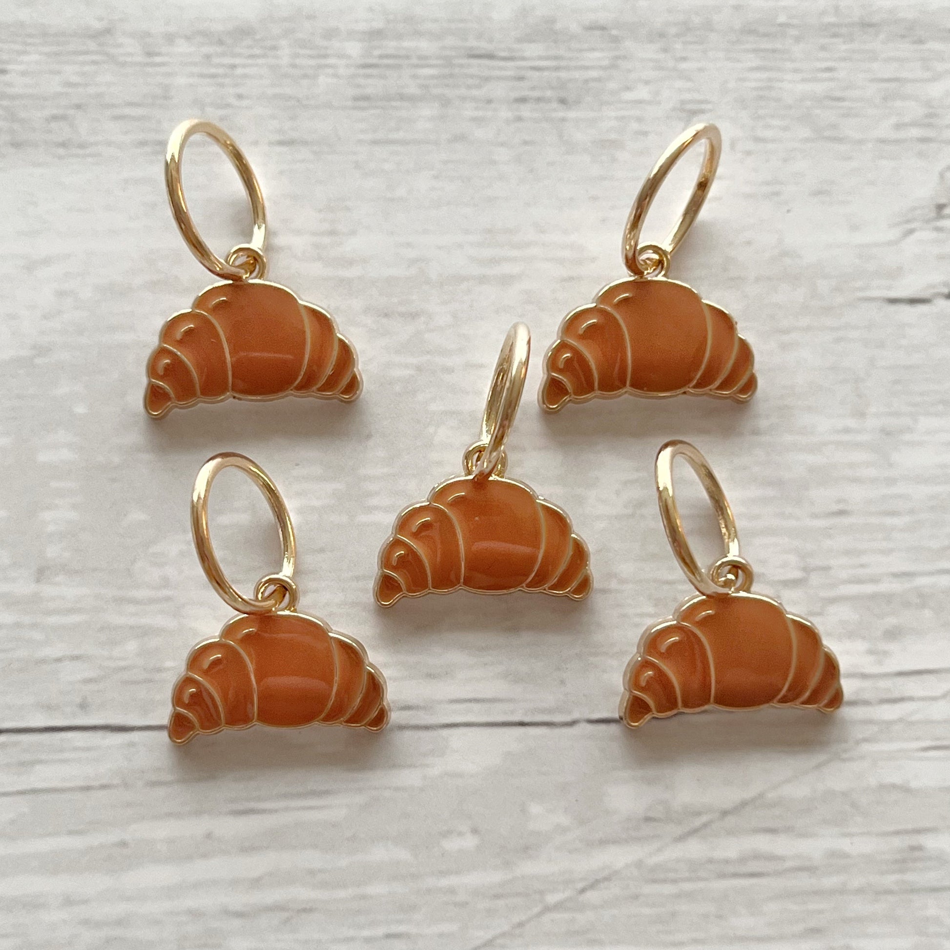 Strikkemarkør som praktisk strikketilbehør. Marker omgangsstart, ind- og udtagninger og mønstre. Passer til pinde op til 8 mm. Ring 12 mm.