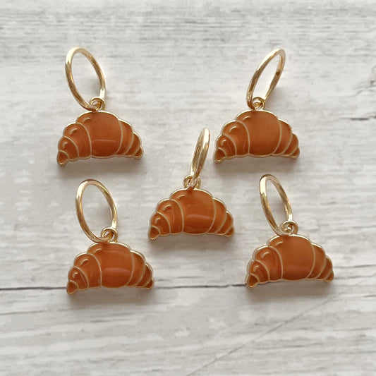 Strikkemarkør som praktisk strikketilbehør. Marker omgangsstart, ind- og udtagninger og mønstre. Passer til pinde op til 8 mm. Ring 12 mm.