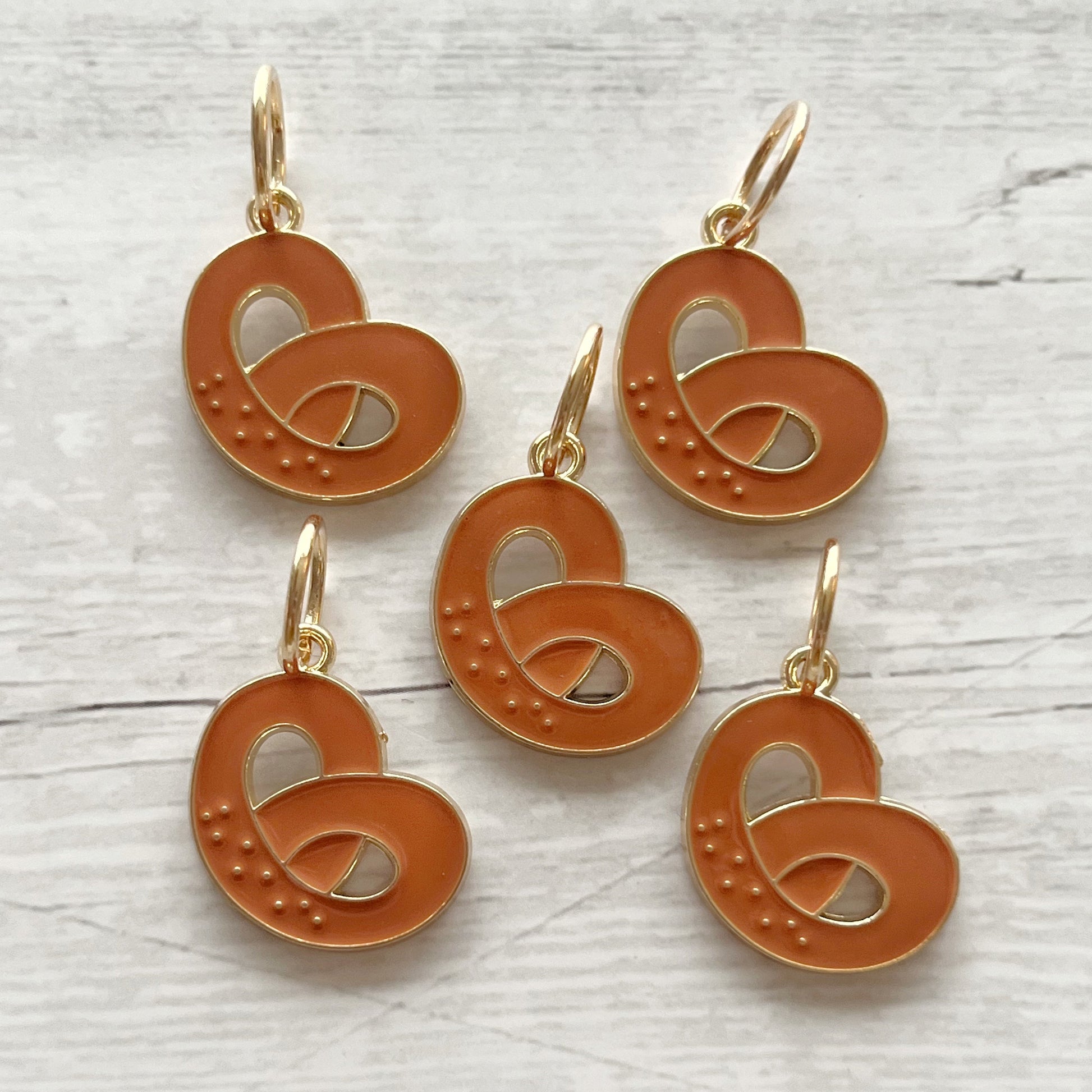 Strikkemarkør som praktisk strikketilbehør. Marker omgangsstart, ind- og udtagninger og mønstre. Passer til pinde op til 8 mm. Ring 12 mm.