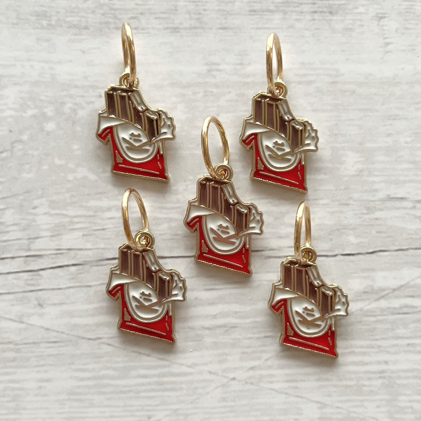 Strikkemarkør som praktisk strikketilbehør. Marker omgangsstart, ind- og udtagninger og mønstre. Passer til pinde op til 8 mm. Ring 12 mm.