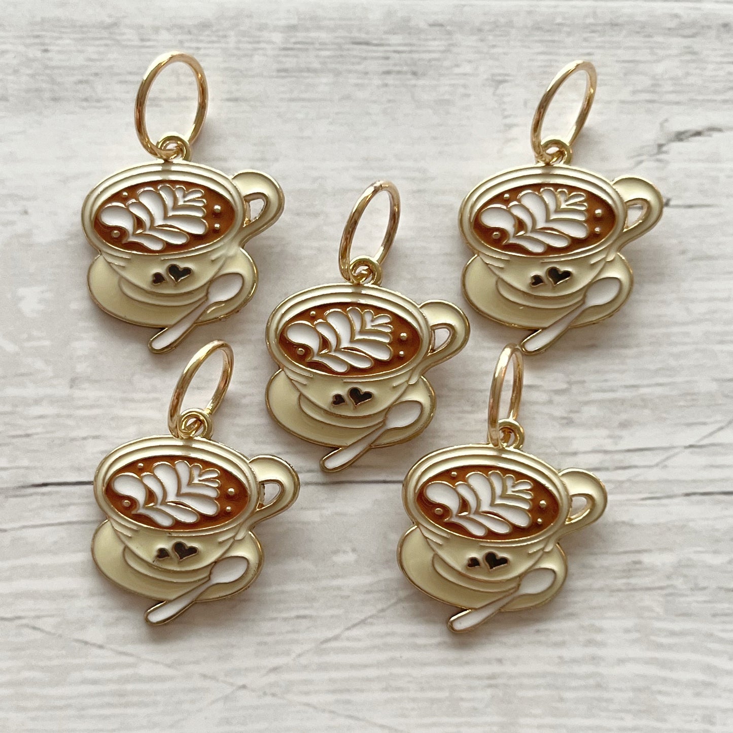 Strikkemarkør som praktisk strikketilbehør. Marker omgangsstart, ind- og udtagninger og mønstre. Passer til pinde op til 8 mm. Ring 12 mm.