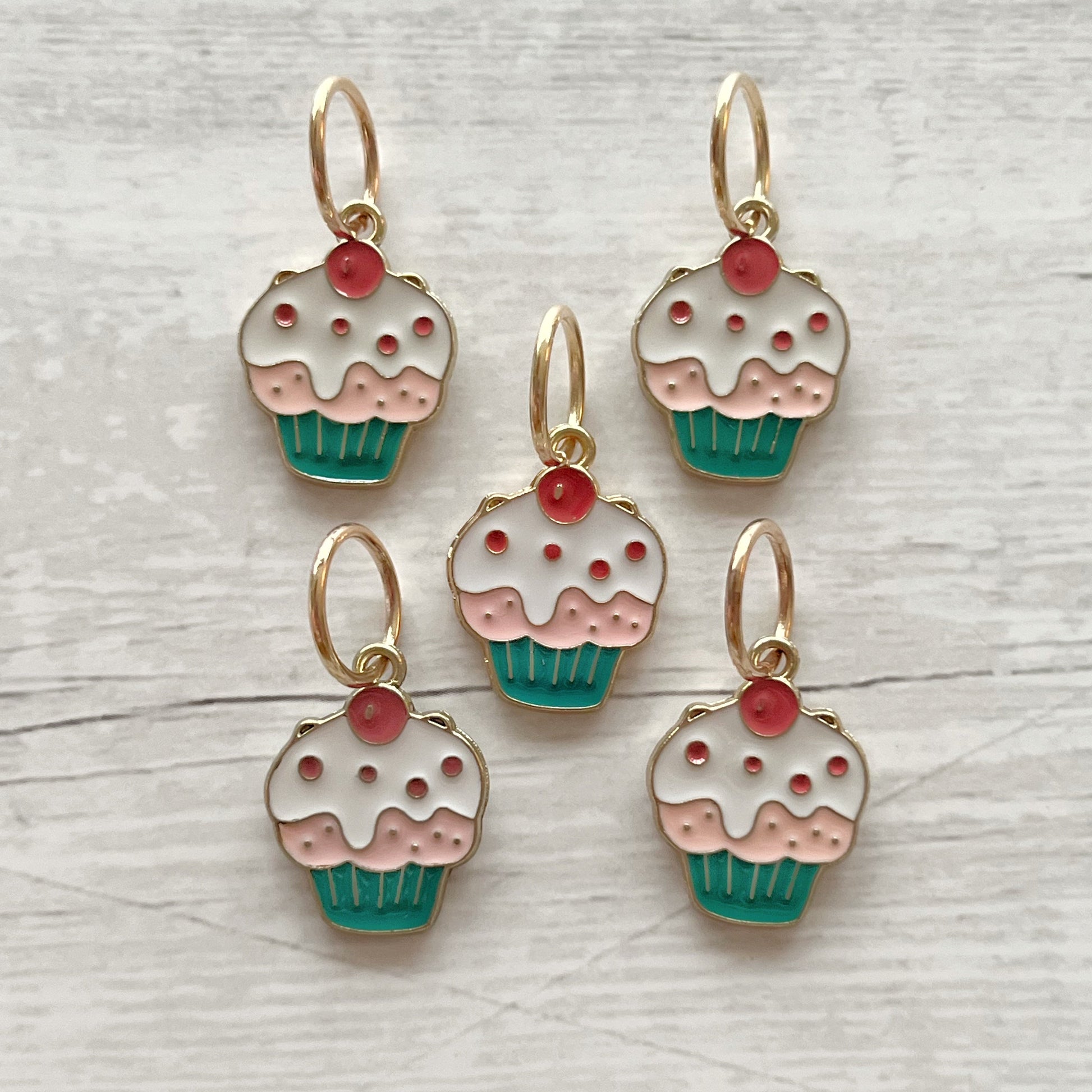 Strikkemarkør som praktisk strikketilbehør. Marker omgangsstart, ind- og udtagninger og mønstre. Passer til pinde op til 8 mm. Ring 12 mm.