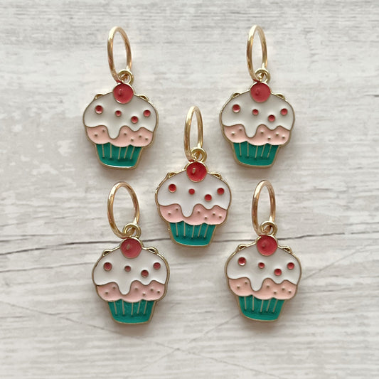 Strikkemarkør som praktisk strikketilbehør. Marker omgangsstart, ind- og udtagninger og mønstre. Passer til pinde op til 8 mm. Ring 12 mm.