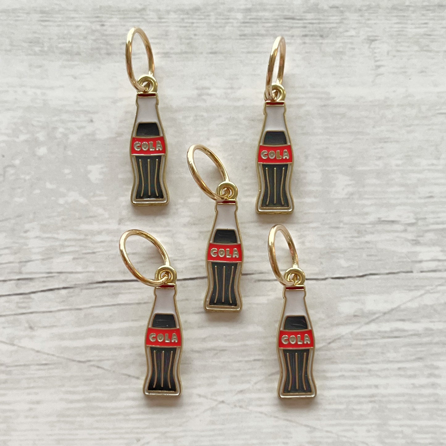 Strikkemarkør som praktisk strikketilbehør. Marker omgangsstart, ind- og udtagninger og mønstre. Passer til pinde op til 8 mm. Ring 12 mm.