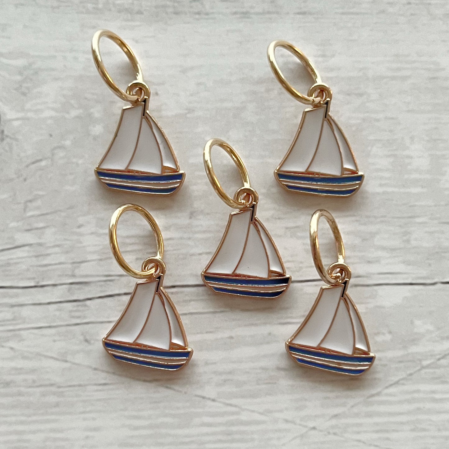 Strikkemarkør som praktisk strikketilbehør. Marker omgangsstart, ind- og udtagninger og mønstre. Passer til pinde op til 8 mm. Ring 12 mm.