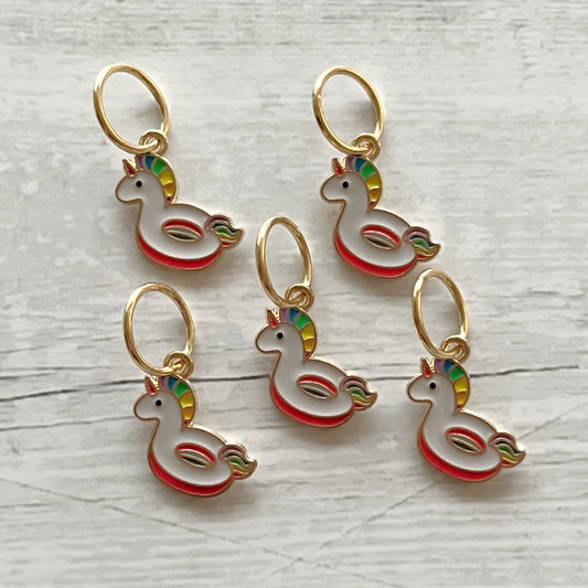 Strikkemarkør som praktisk strikketilbehør. Marker omgangsstart, ind- og udtagninger og mønstre. Passer til pinde op til 8 mm. Ring 12 mm.