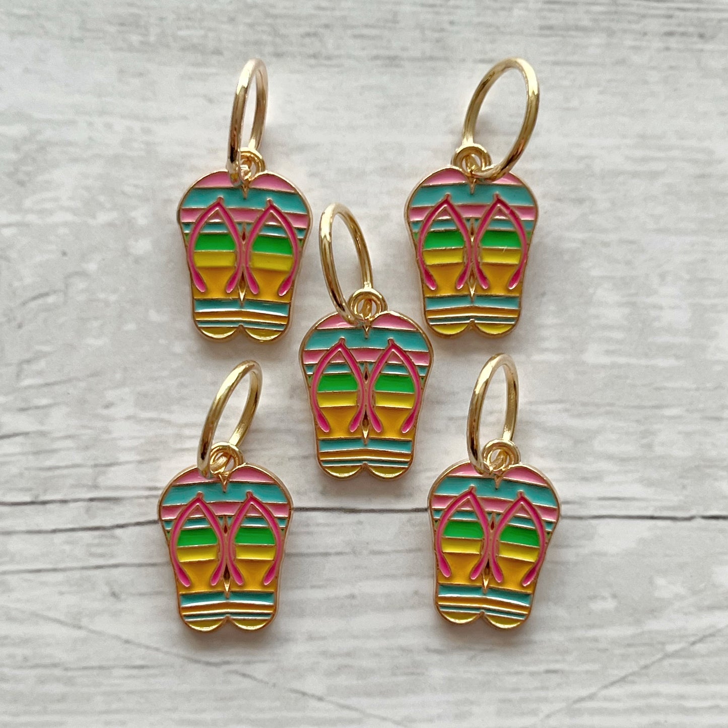 Strikkemarkør som praktisk strikketilbehør. Marker omgangsstart, ind- og udtagninger og mønstre. Passer til pinde op til 8 mm. Ring 12 mm.