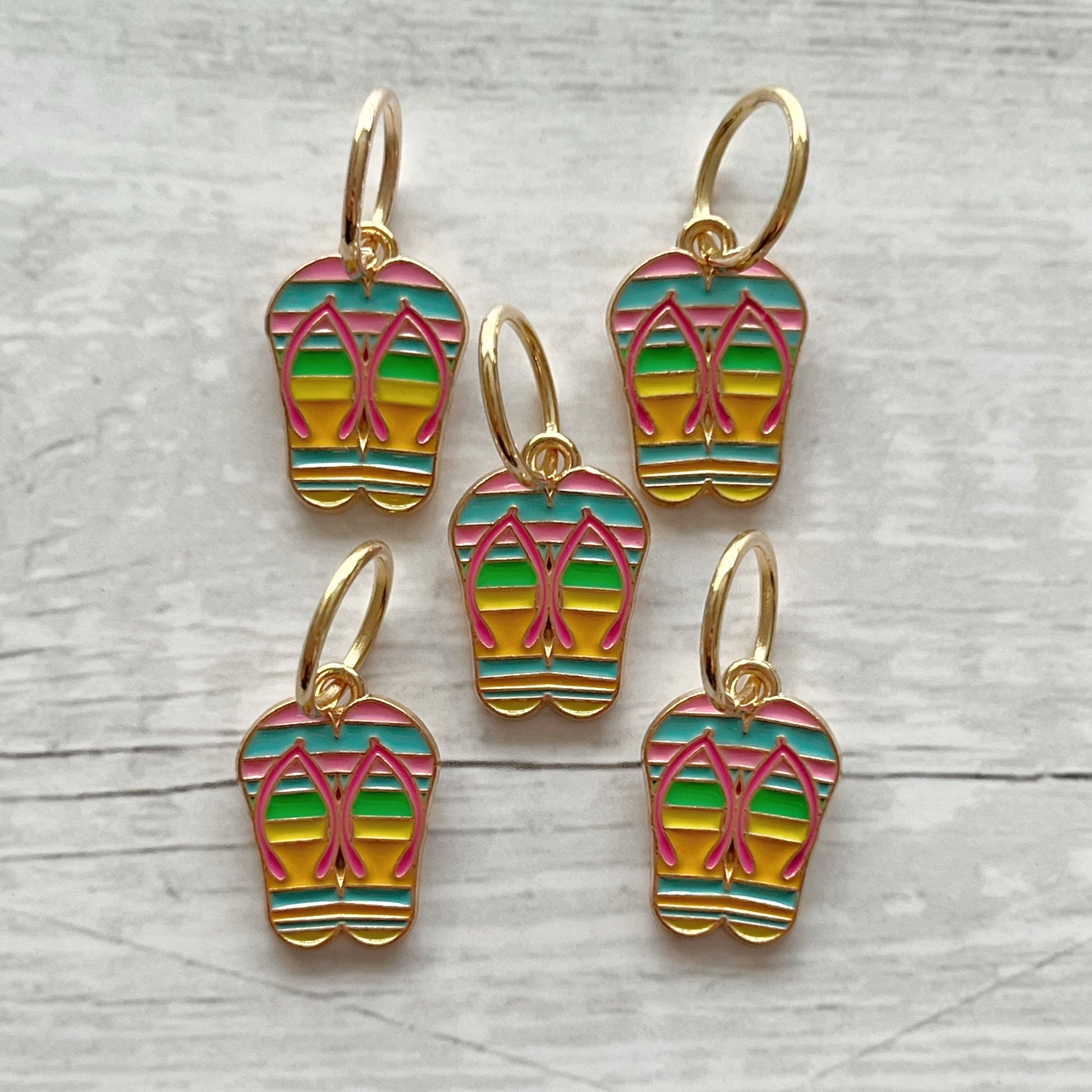 Strikkemarkør som praktisk strikketilbehør. Marker omgangsstart, ind- og udtagninger og mønstre. Passer til pinde op til 8 mm. Ring 12 mm.