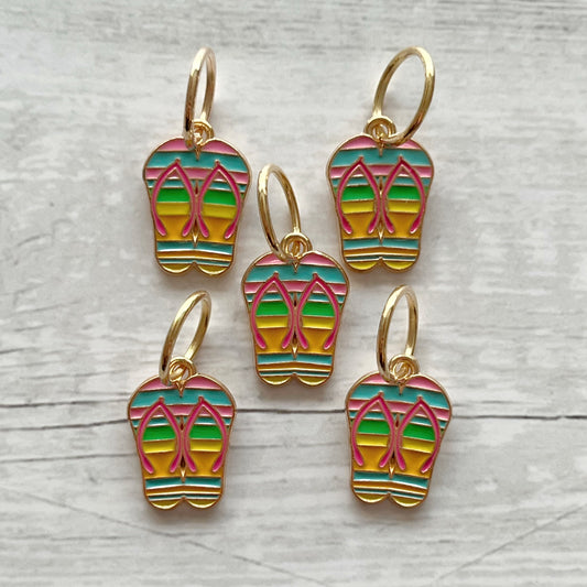 Strikkemarkør som praktisk strikketilbehør. Marker omgangsstart, ind- og udtagninger og mønstre. Passer til pinde op til 8 mm. Ring 12 mm.