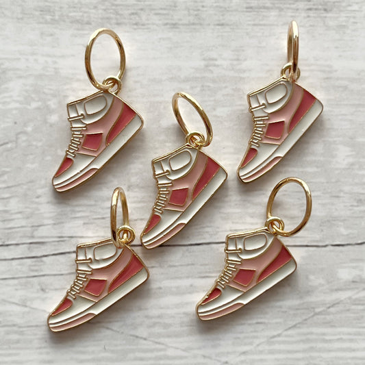 Strikkemarkør som praktisk strikketilbehør. Marker omgangsstart, ind- og udtagninger og mønstre. Passer til pinde op til 8 mm. Ring 12 mm.