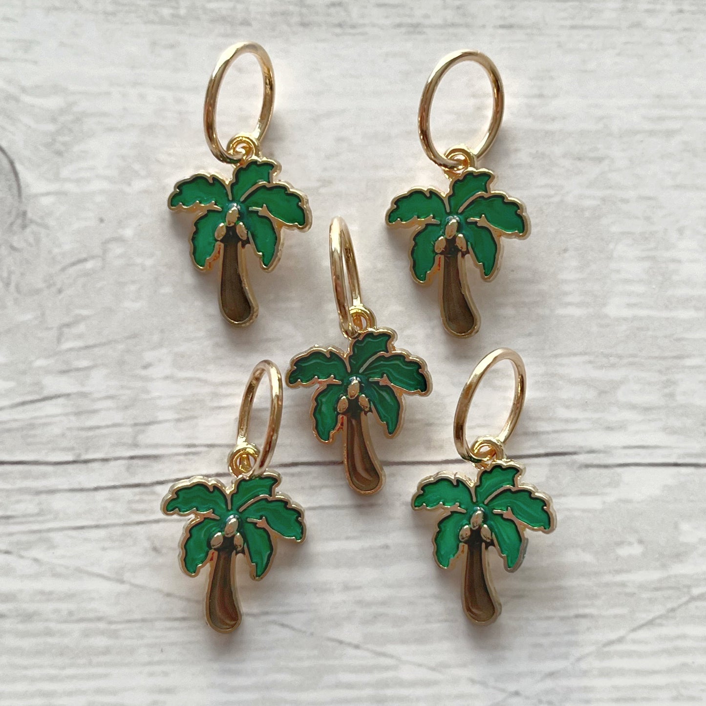 Strikkemarkør som praktisk strikketilbehør. Marker omgangsstart, ind- og udtagninger og mønstre. Passer til pinde op til 8 mm. Ring 12 mm.