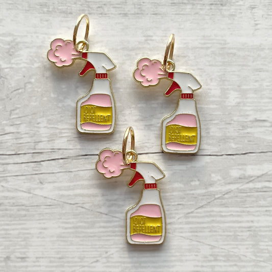 Strikkemarkør som praktisk strikketilbehør. Marker omgangsstart, ind- og udtagninger og mønstre. Passer til pinde op til 8 mm. Ring 12 mm.