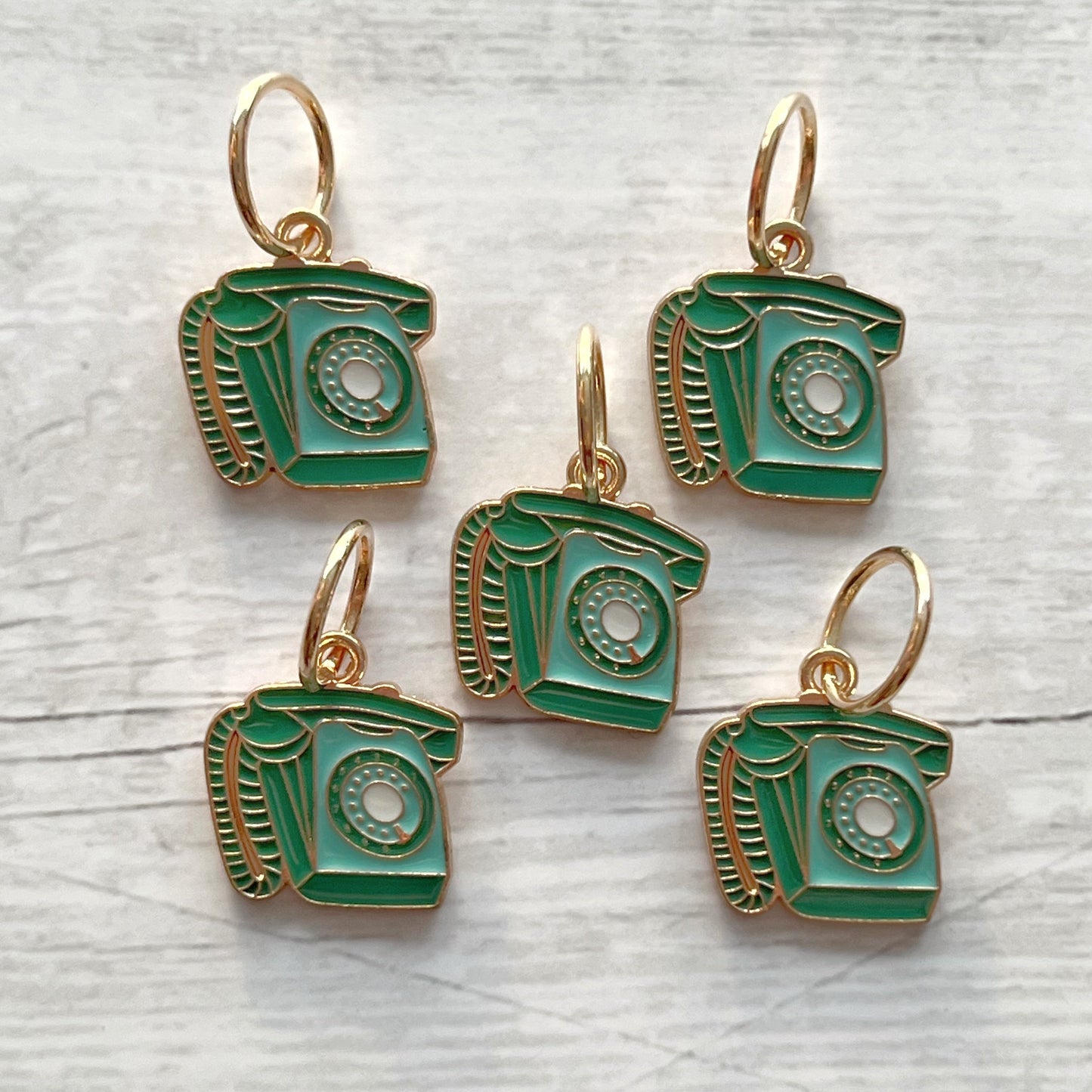 Strikkemarkør som praktisk strikketilbehør. Marker omgangsstart, ind- og udtagninger og mønstre. Passer til pinde op til 8 mm. Ring 12 mm.