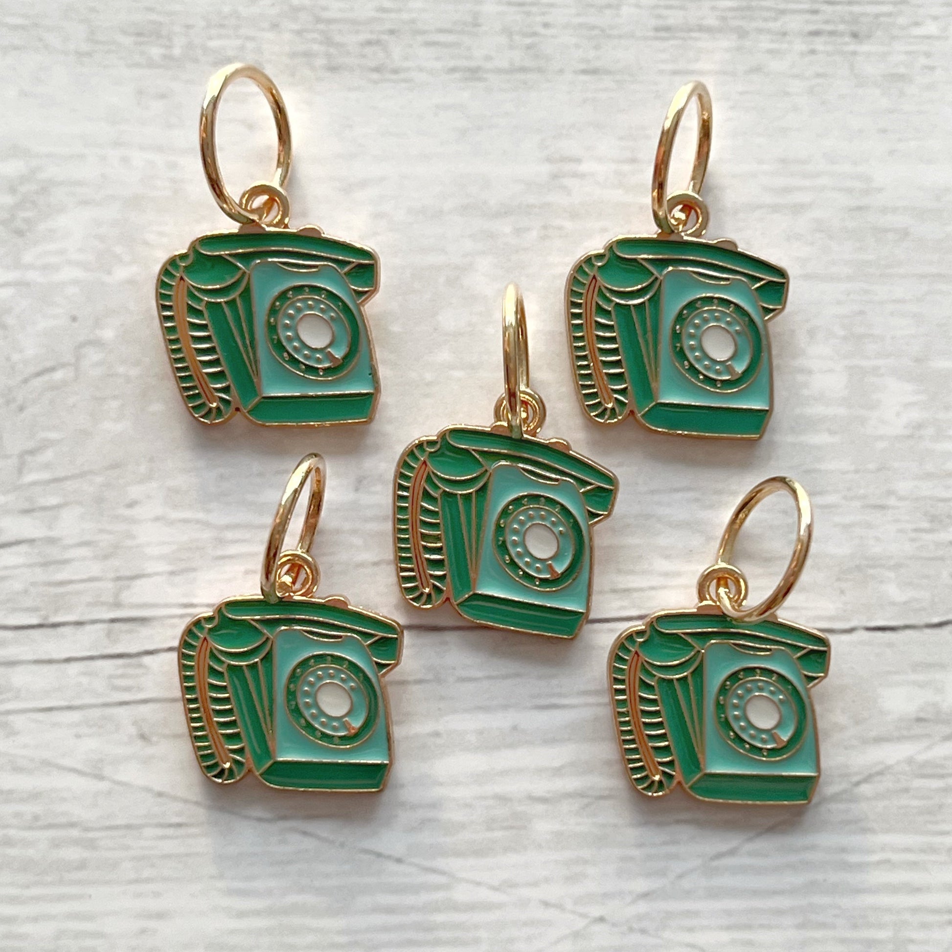 Strikkemarkør som praktisk strikketilbehør. Marker omgangsstart, ind- og udtagninger og mønstre. Passer til pinde op til 8 mm. Ring 12 mm.