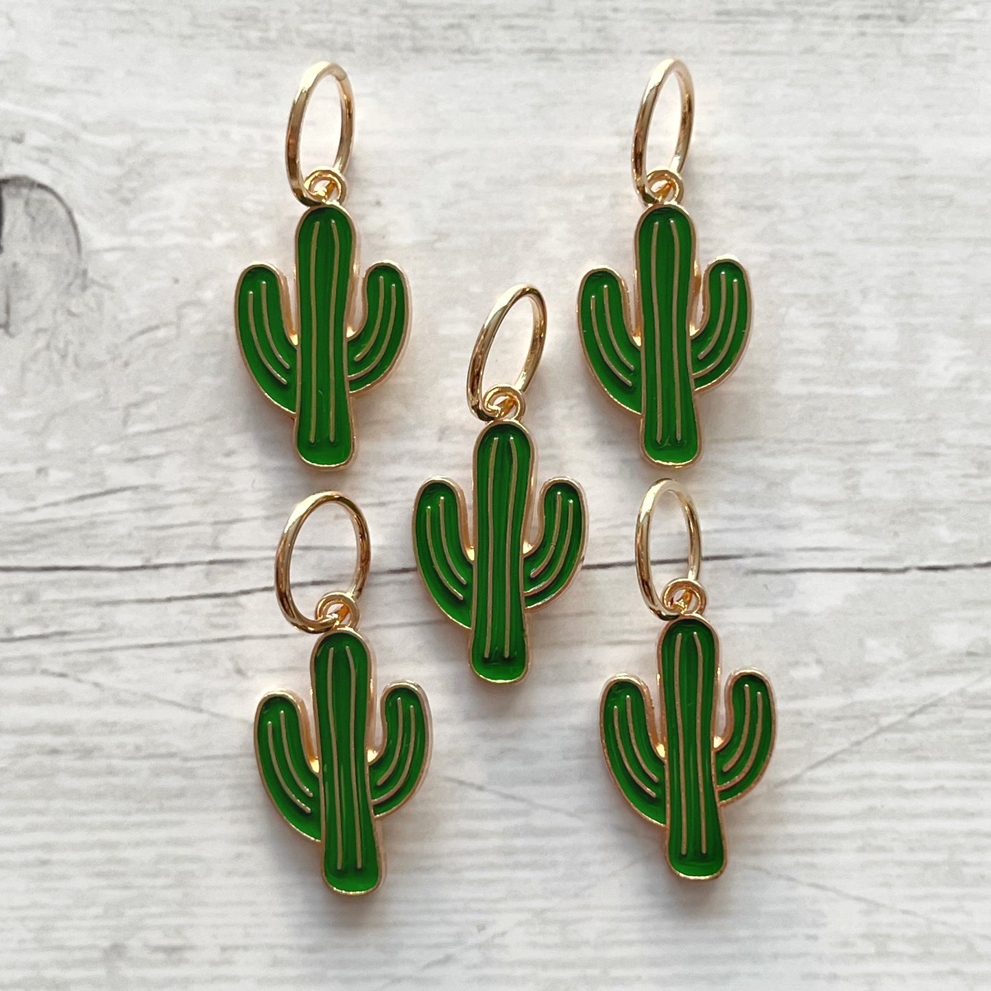 Strikkemarkør som praktisk strikketilbehør. Marker omgangsstart, ind- og udtagninger og mønstre. Passer til pinde op til 8 mm. Ring 12 mm.