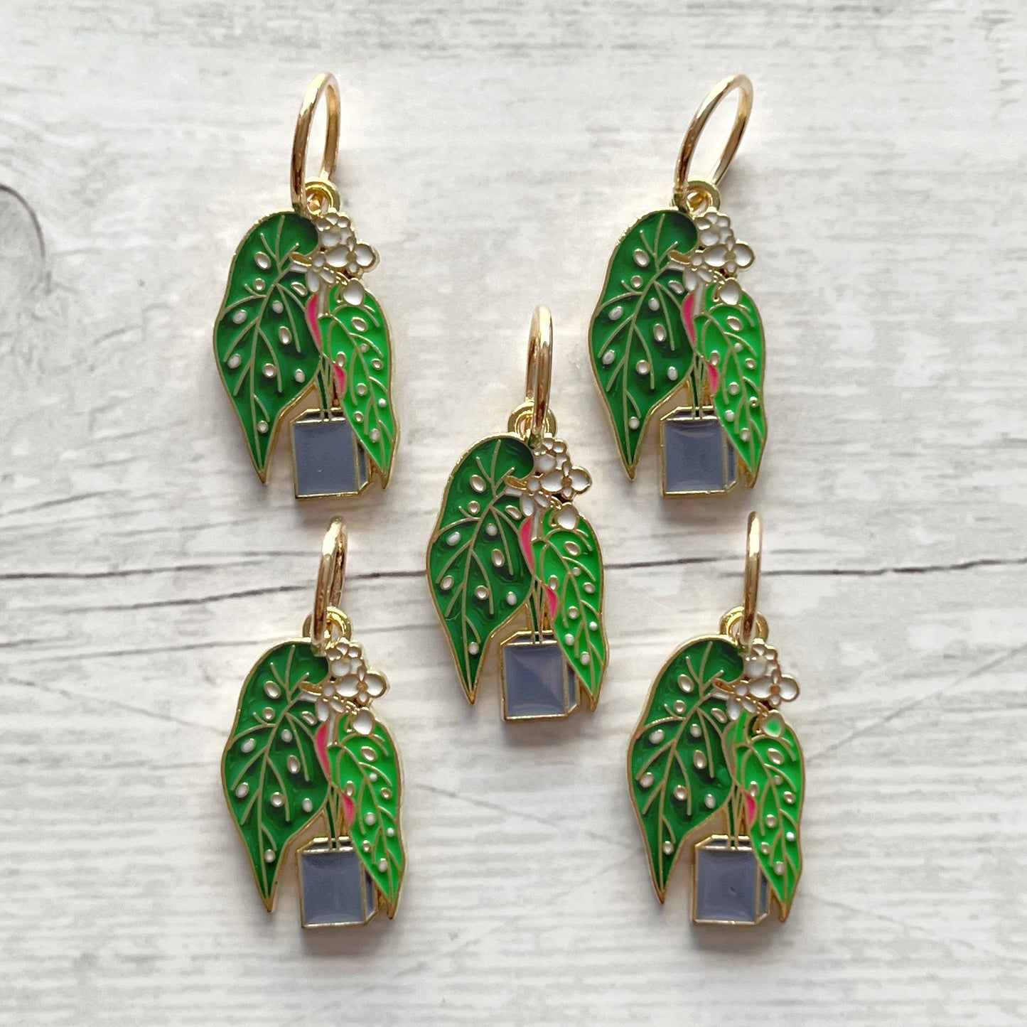 Strikkemarkør som praktisk strikketilbehør. Marker omgangsstart, ind- og udtagninger og mønstre. Passer til pinde op til 8 mm. Ring 12 mm.