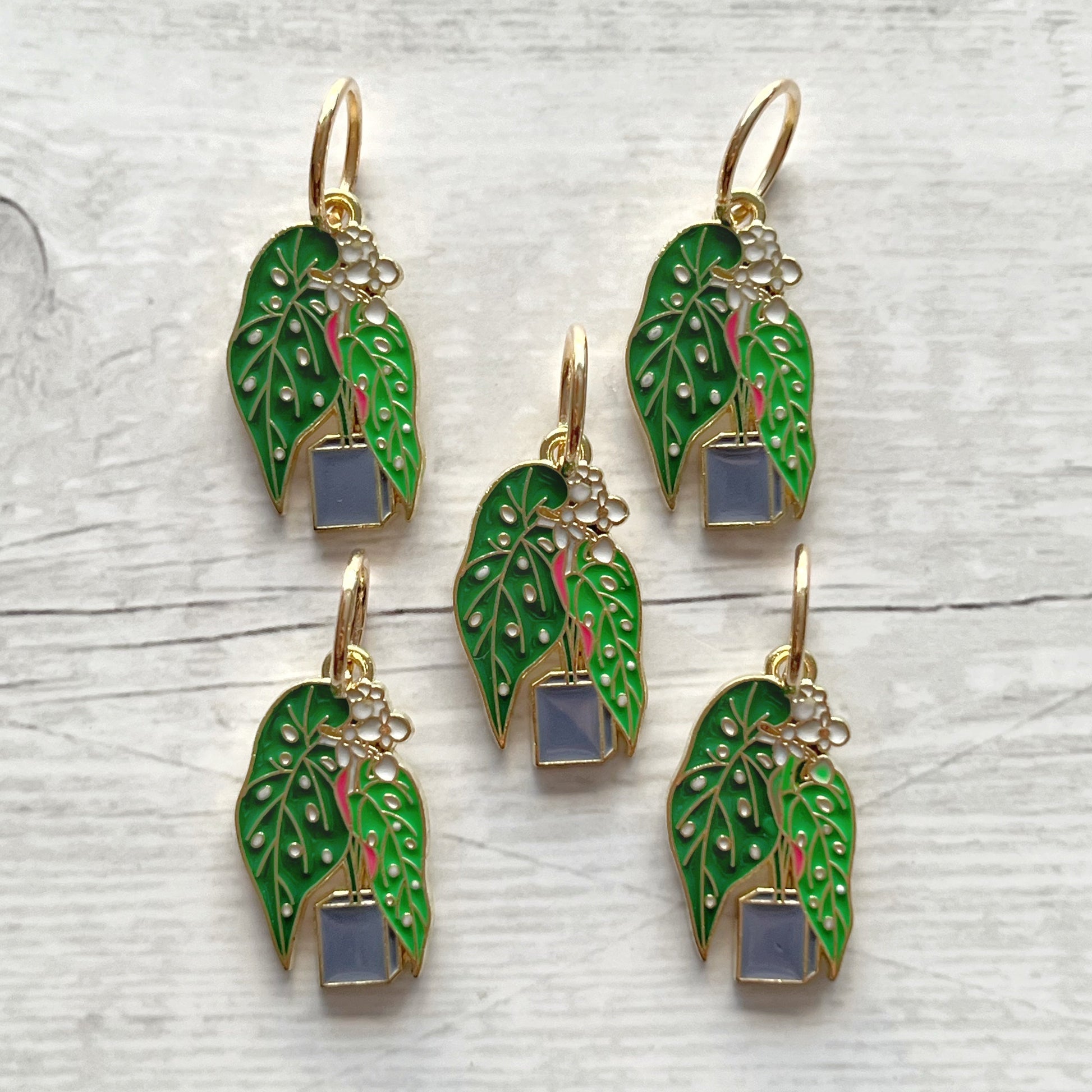 Strikkemarkør som praktisk strikketilbehør. Marker omgangsstart, ind- og udtagninger og mønstre. Passer til pinde op til 8 mm. Ring 12 mm.