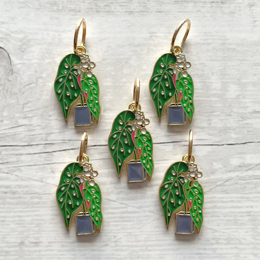 Strikkemarkør som praktisk strikketilbehør. Marker omgangsstart, ind- og udtagninger og mønstre. Passer til pinde op til 8 mm. Ring 12 mm.