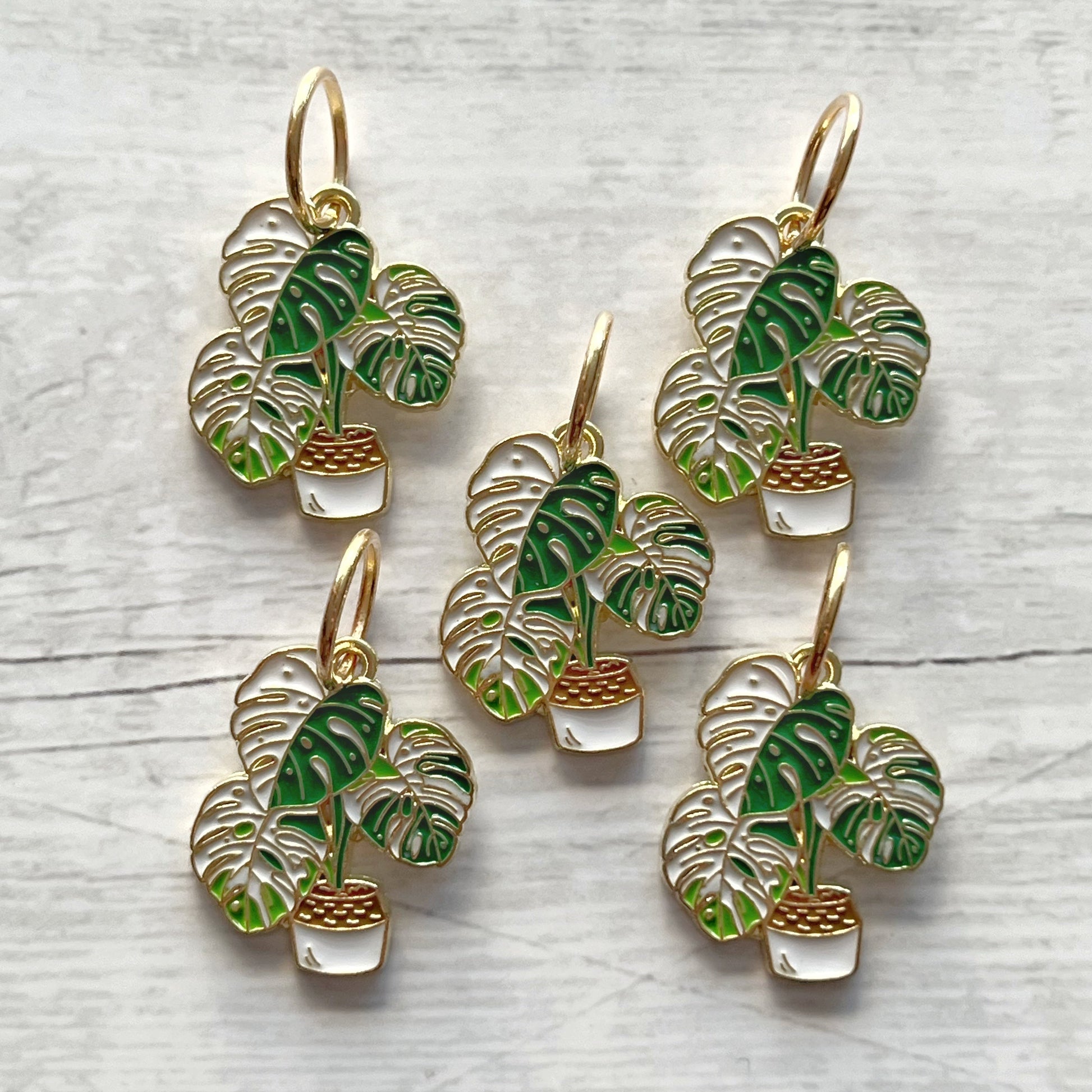 Strikkemarkør som praktisk strikketilbehør. Marker omgangsstart, ind- og udtagninger og mønstre. Passer til pinde op til 8 mm. Ring 12 mm.